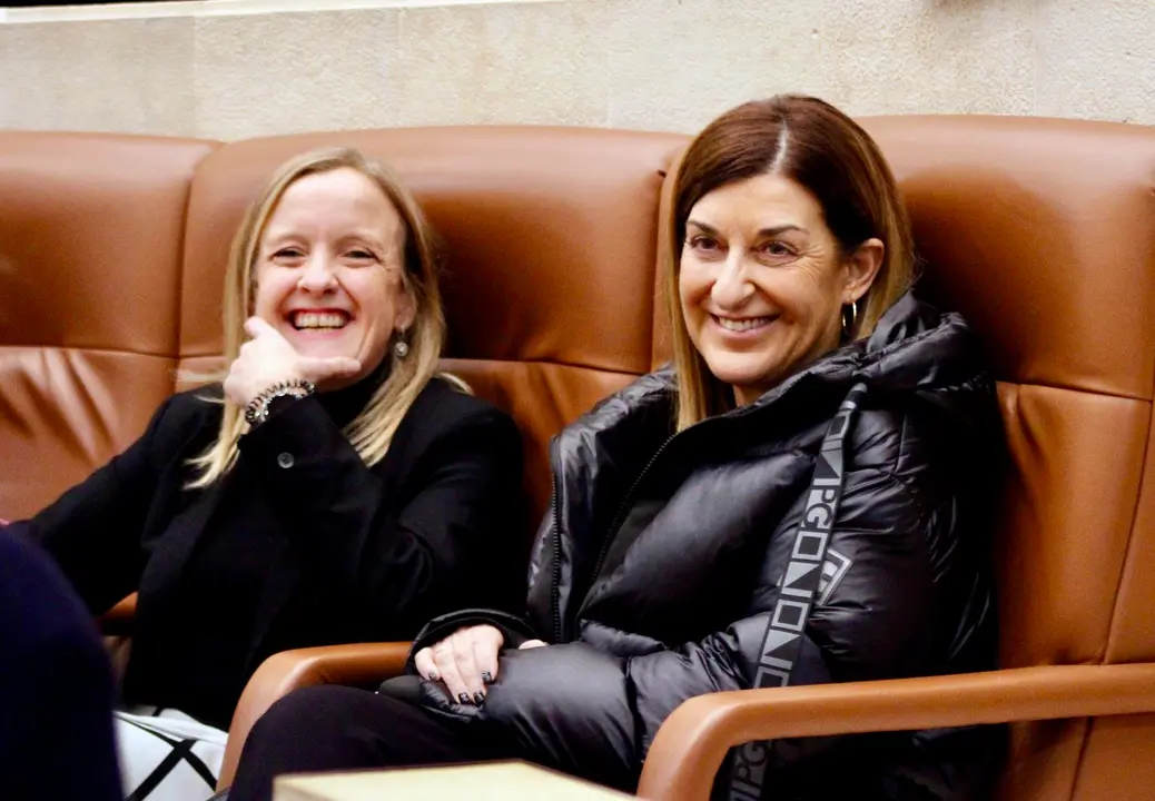 Isabel Urrutia (izq) y Mar&iacute;a Jos&eacute; Sa&eacute;nz de Buruaga (dcha), durante el Pleno. / X