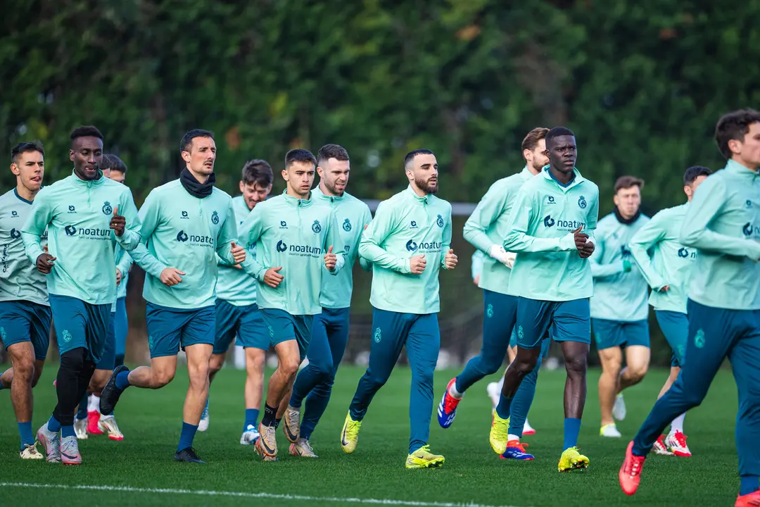 Los jugadores del Racing durante el entrenamiento de ayer. / RRC