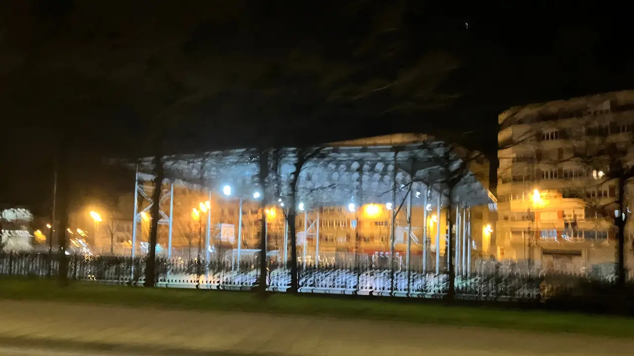 Vista noctura del barrio deonde sucedieron  los hechos en el que tuvo lugar el tiroteo el pasado d&iacute;a 2 de febrero. / S.D.