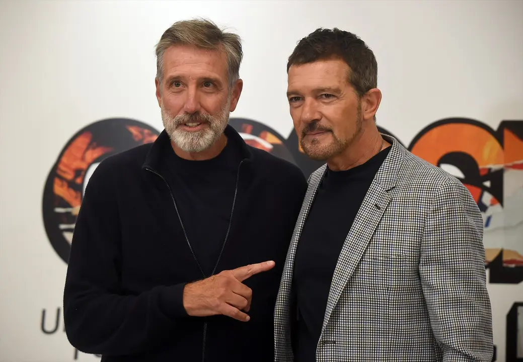 Antonio Banderas (d) y Emilio Arag&oacute;n (i) de la mano en 'Godspell'. / &Aacute;lex Zea / Archivo