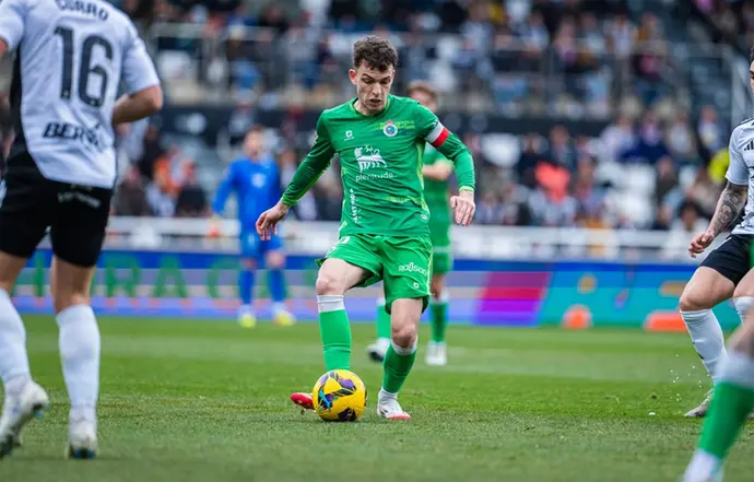 El delantero del Racing, &Iacute;&ntilde;igo Vicente en el partido frente al Burgos. / RRC