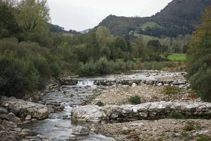 El r&iacute;o Saja, por donde pasa la ruta. / A.E