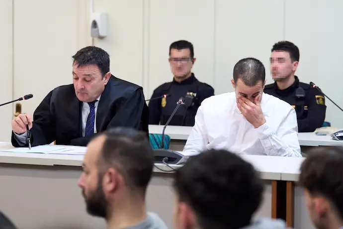 El acusado durante el juicio por matar a su pareja y beb&eacute; en Lia&ntilde;os de Villaescusa. / EP