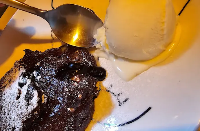 El brownie con helado del restaurante. / A.E