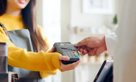 Una persona pagando con tarjeta en un comercio. / A.S.