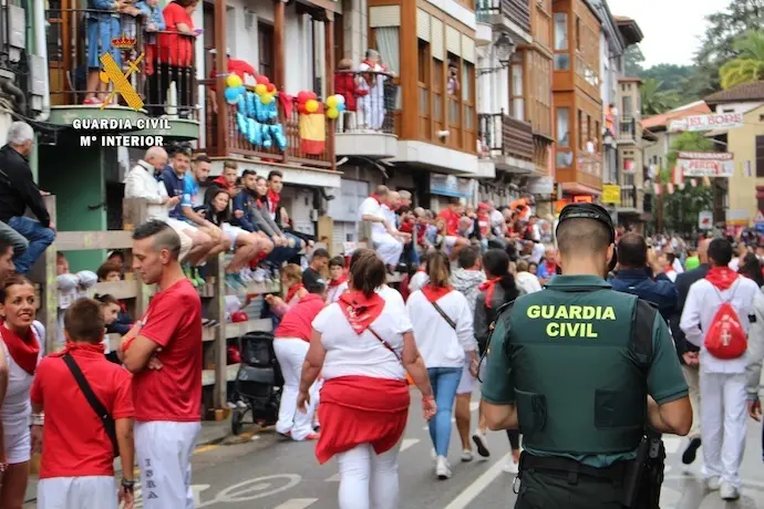 Personas durante un encierro en Ampuero. / G.C
