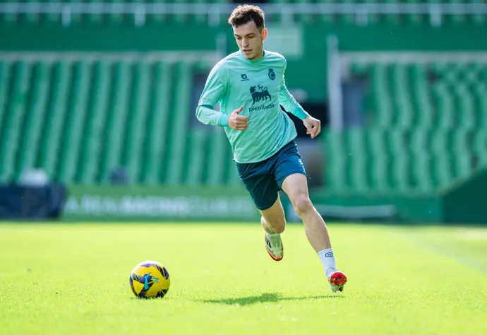 El delantero del Racing, &Iacute;&ntilde;igo Vicente. / RRC
