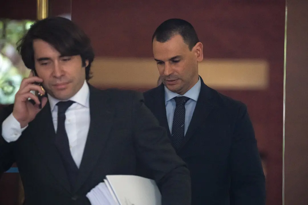 La pareja de la presidenta de la Comunidad de Madrid, Alberto Gonz&aacute;lez Amador (d), a su salida del Tribunal Superior de Justicia. / Diego Radam&eacute;s