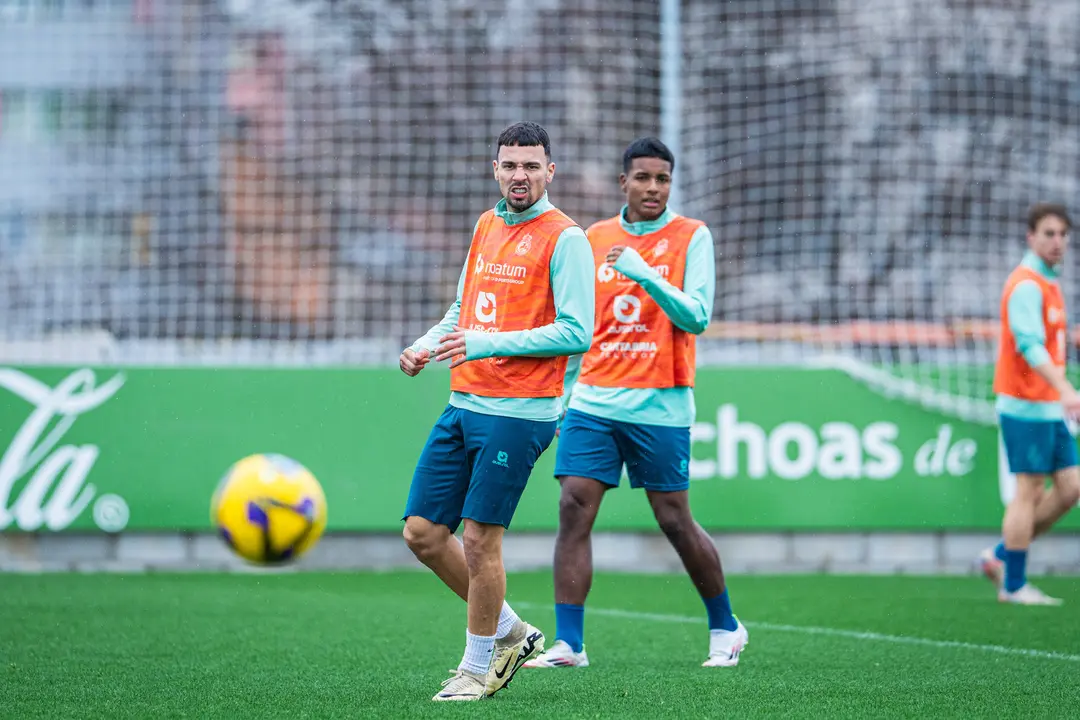Arana durante el entrenamiento de hoy del Racing, por detr&aacute;s Jeremy. / RRC
