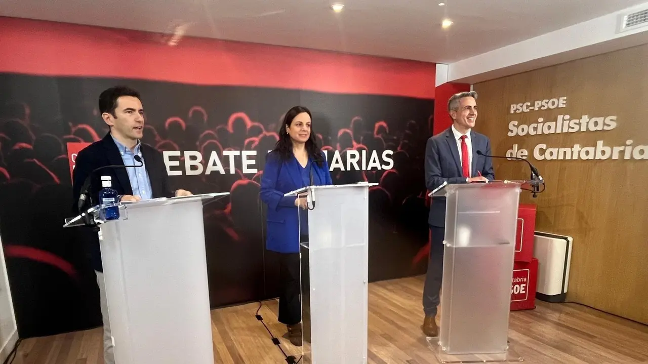 Debate entre los dos candidatos a la Secretaria General del PSOE de Cantabria, el actual l&iacute;der Pablo Zuloaga y el diputado nacional y secretario general en Santander, Pedro Casares, junto a la periodista y moderadora Pilar Gonz&aacute;lez. / EP