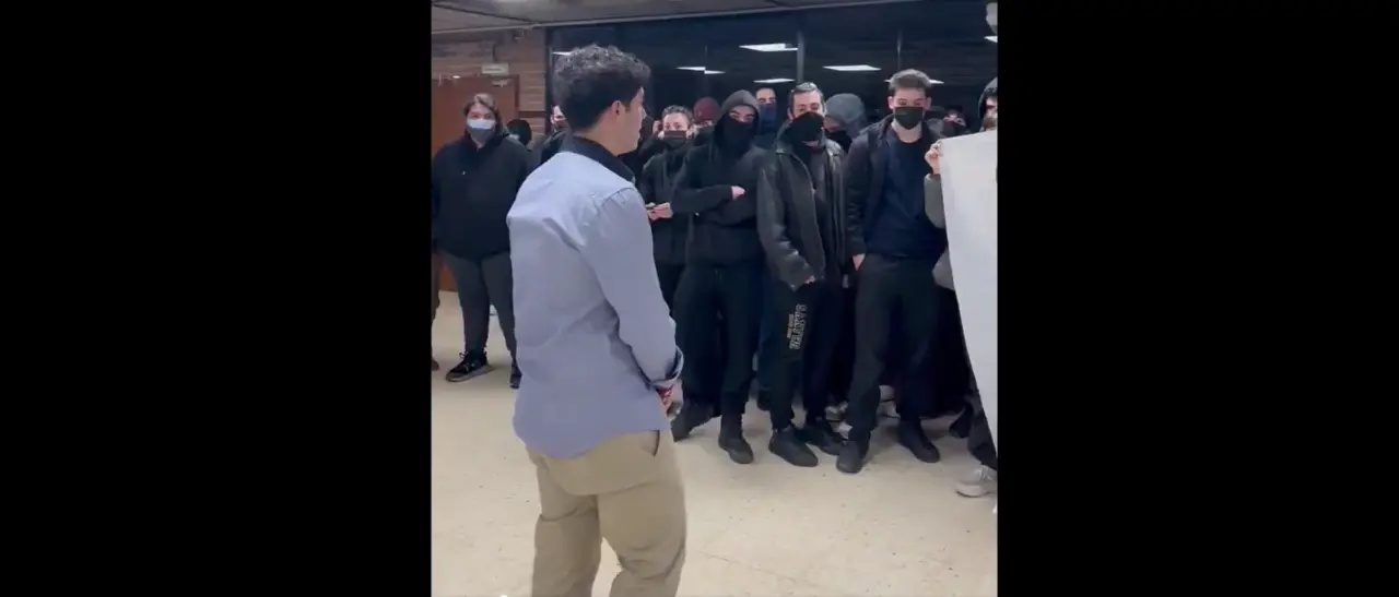 Varios de los participantes en el boicot a Espinosa de los Monteros. / X