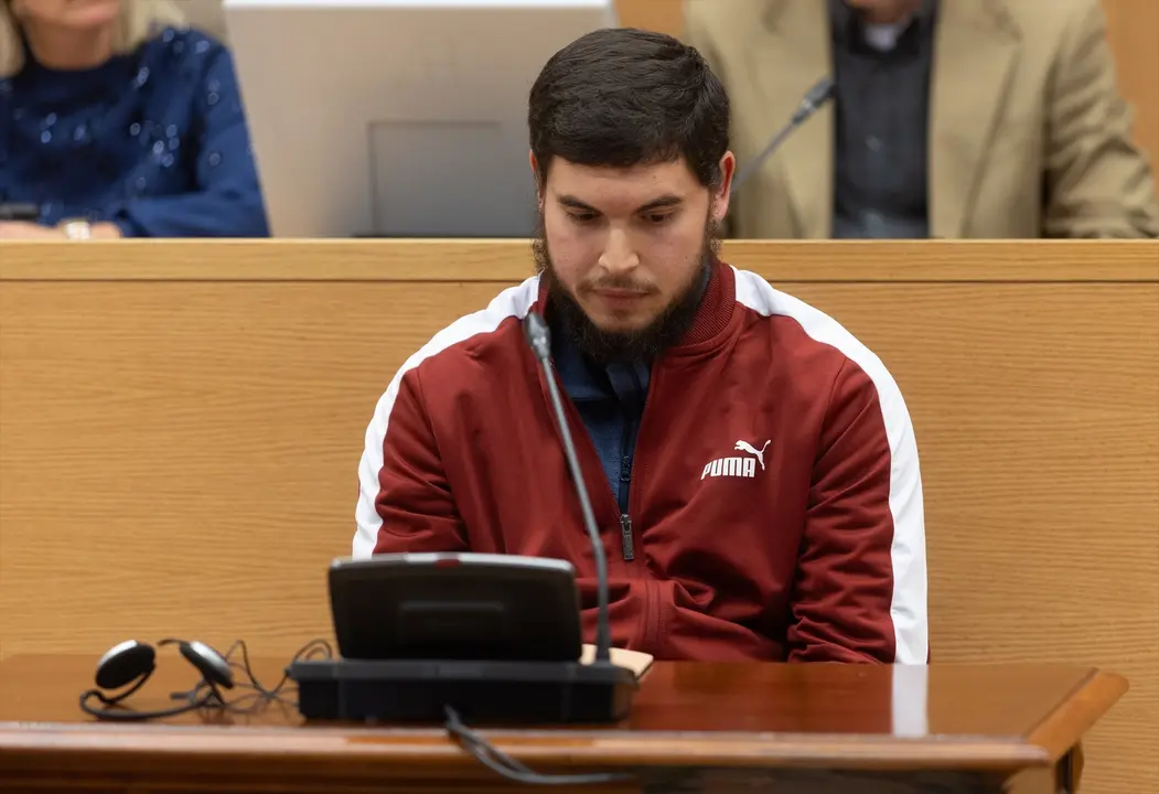 El condenado por los ataques terroristas del 17A, Mohamed Houli Chemlal, comparece en la Comisi&oacute;n de Investigaci&oacute;n. / Eduardo Parra