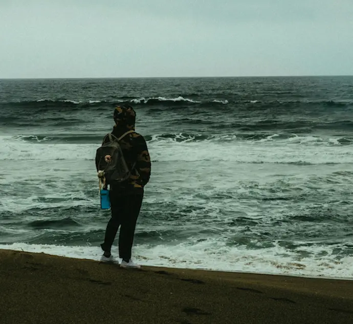 Una persona da un paseo por la playa. / A.E