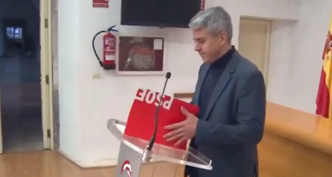 Pablo Zuloaga durante una de sus ruedas de prensa en el Parlamento c&aacute;ntabro. / X