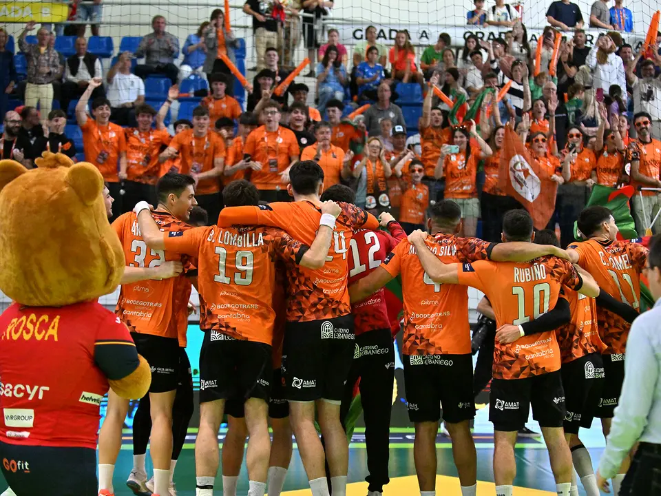 Los jugadores del Torrelavega junto a la afici&oacute;n. / JL Recio
