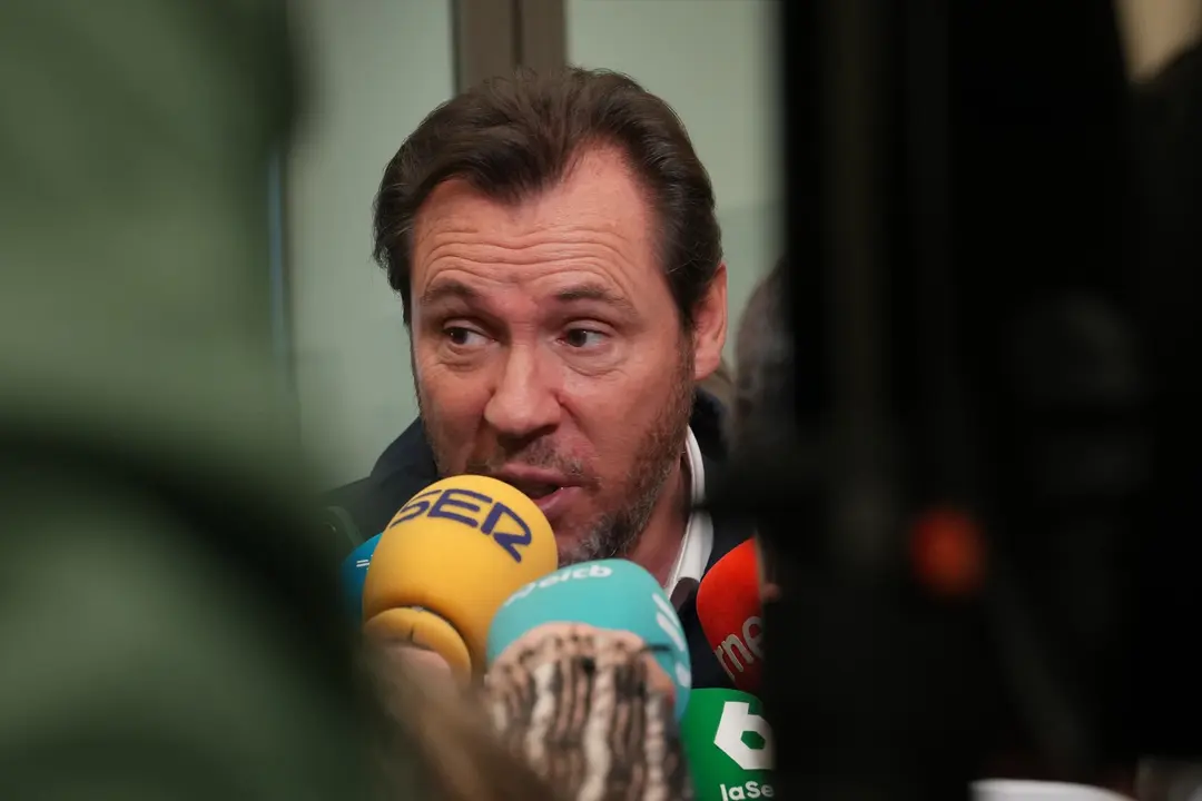 El ministro de Transportes y Movilidad Sostenible, &Oacute;scar Puente, atiende a los medios. / Unanue