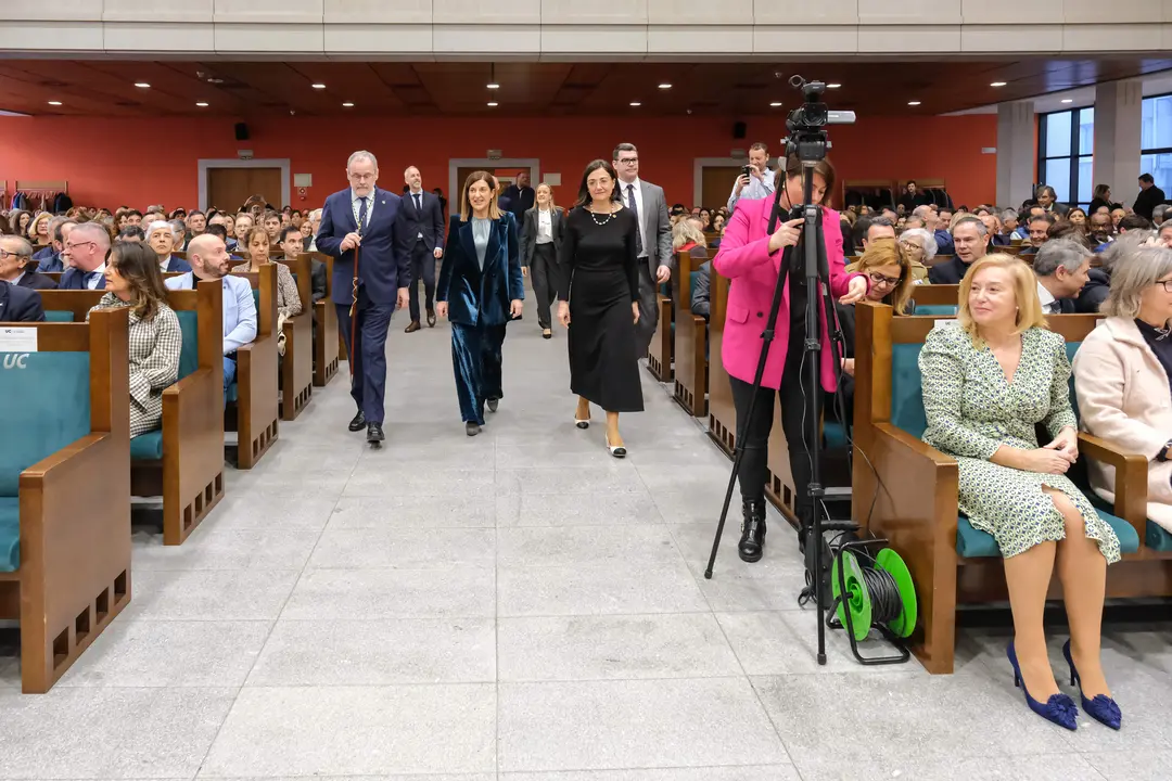 El rector saliente, &Aacute;ngel Pazos, la presidenta del Gobierno de Cantabria, Mar&iacute;a Jos&eacute; S&aacute;enz de Buruaga, y la nueva rectora del UC, Conchi L&oacute;pez. / A.E.
