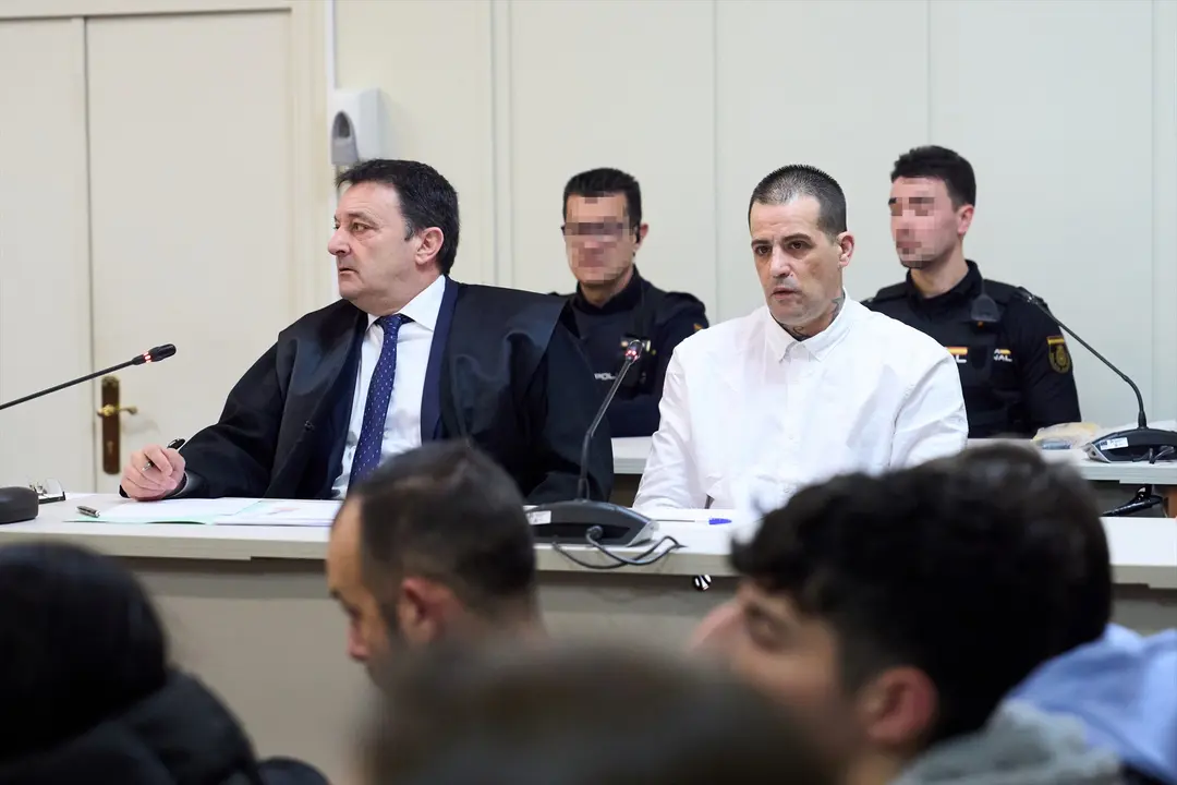 El acusado durante el juicio por matar a su pareja y beb&eacute; en Lia&ntilde;os de Villaescusa. / Juanma Serrano