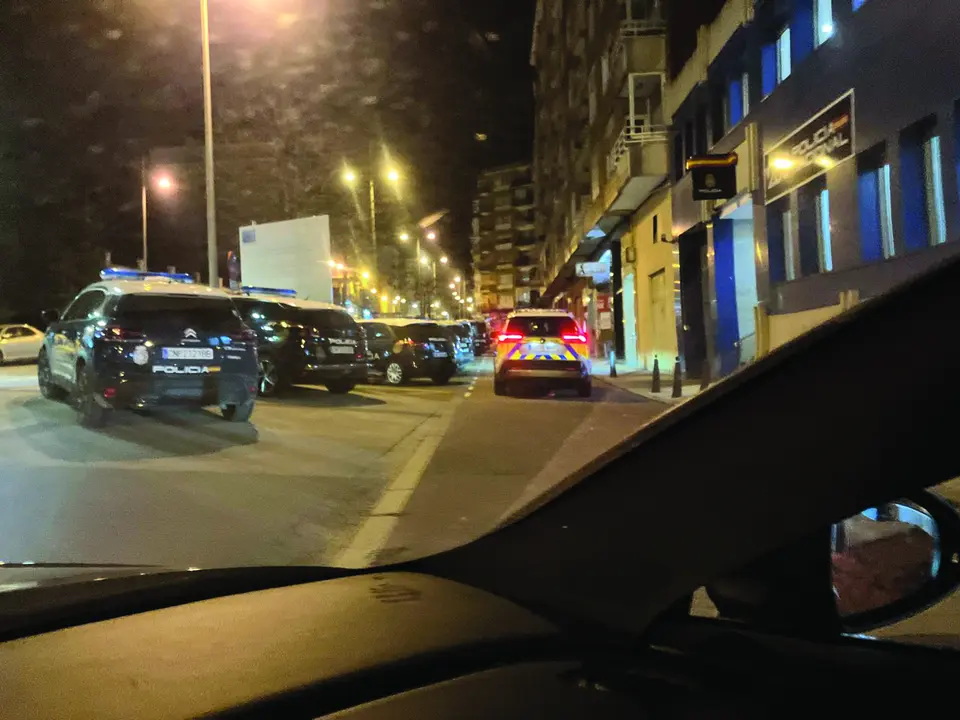 Coches de la Polic&iacute;a Nacional y de la Polic&iacute;a Local en Torrelavega. / A.E.