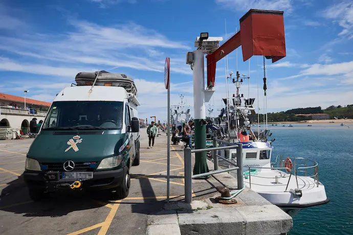 Un furg&oacute;n de la Guardia Civil al lado del barco gallego del que un pescador cay&oacute; al mar y se encuentra desaparecido, durante un dispositivo de b&uacute;squeda en el puerto de San Vicente de la Barquera, a 25 de abril de 2023, en San Vicente de la Barquera, Cantabria (Espa&ntilde;a). Salvamento Mar&iacute;timo ha activado a primera hora de hoy la b&uacute;squeda de un pescador de un barco gallego desaparecido al caer al mar a cinco millas al norte de San Vicente de la Barquera. El pescador se encontraba faenando a bordo del barco 'Novo Xoel', con base en Camari&ntilde;as (La Coru&ntilde;a) cuando cay&oacute; al agua. El hombre llevaba puesto el chaleco salvavidas y ropa de agua, de acuerdo con la informaci&oacute;n facilitada desde el pesquero del que era tripulante.
25 ABRIL 2023;MAR;SAN VICENTE DE LA BARQUERA;DISPOSITIVO;B&Uacute;SQUEDA;SALVAMENTO MAR&Iacute;TIMO
C&eacute;sar Ortiz / Europa Press
(Foto de ARCHIVO)
25/4/2023