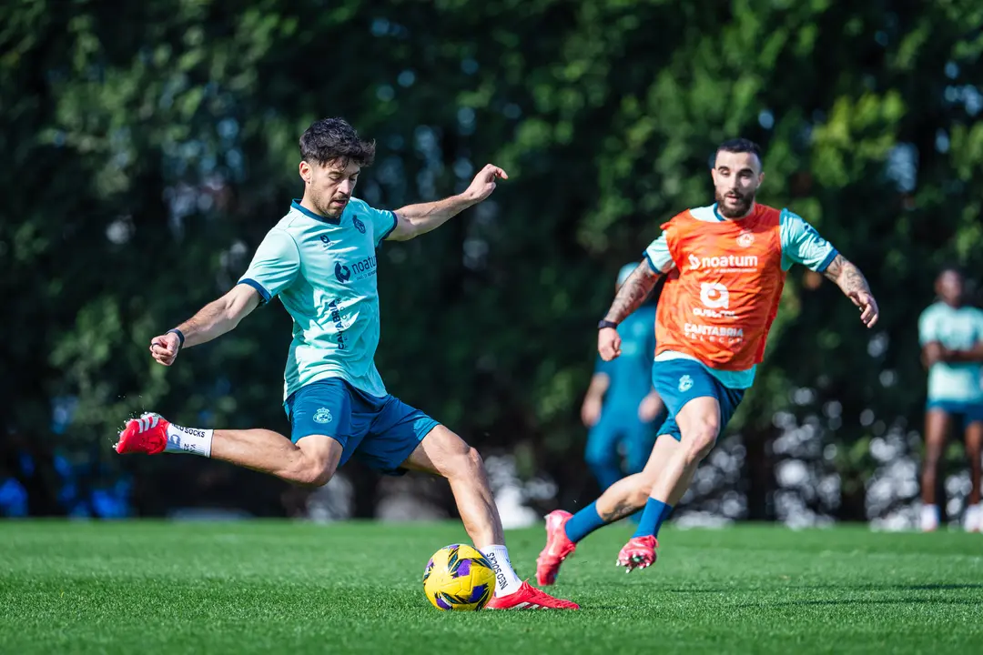 Rober Gonz&aacute;lez al fondo en un entrenamiento en La Albericia. / RRC