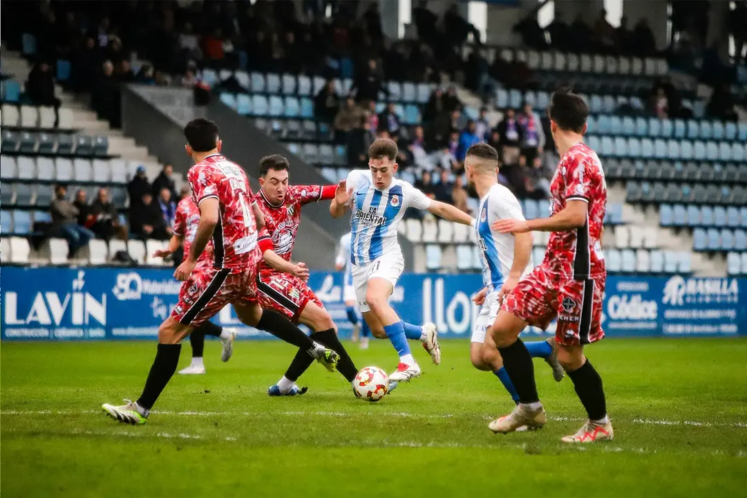 Diego Campo trata de irse de los jugadores del Guijuelo. / RSGT