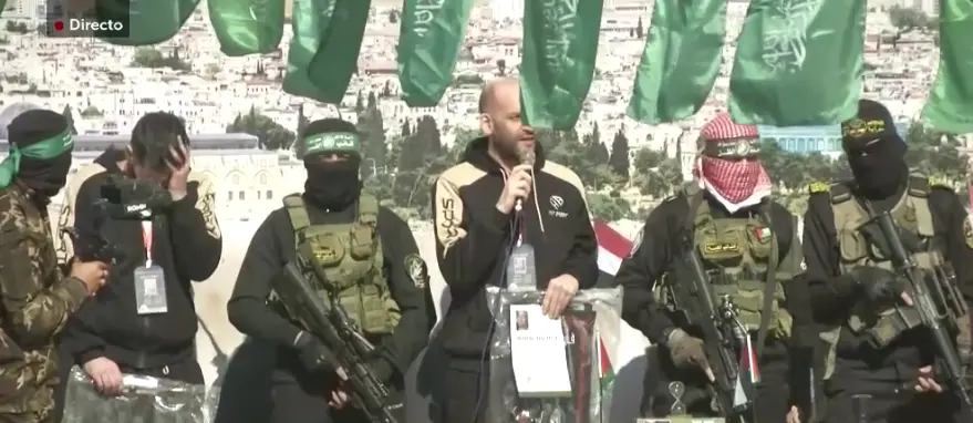 Milicianos de Hamas exhiben a un reh&eacute;n israel&iacute; liberado en un acto propagand&iacute;stico en Gaza.