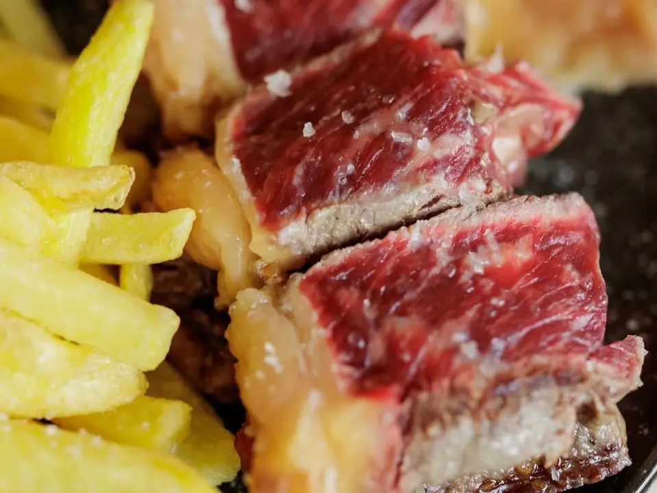 Carne del restaurante La Fragua, en Comillas. / LF