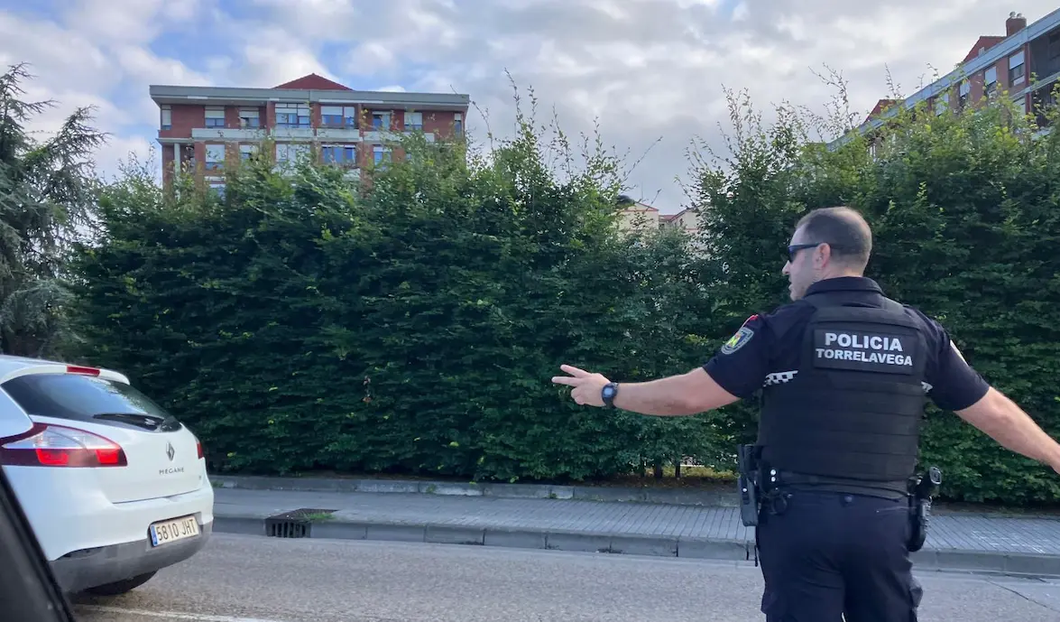 Agente de la Polic&iacute;a Local de Torrelavega dirigiendo el tr&aacute;fico en una v&iacute;a de la ciudad.