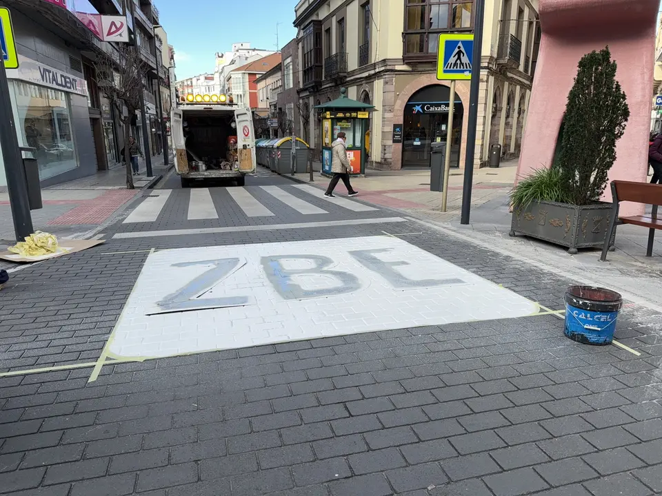 Operarios pintando el distintivo de ZBE en las calles de Torrelavega. / RRSS