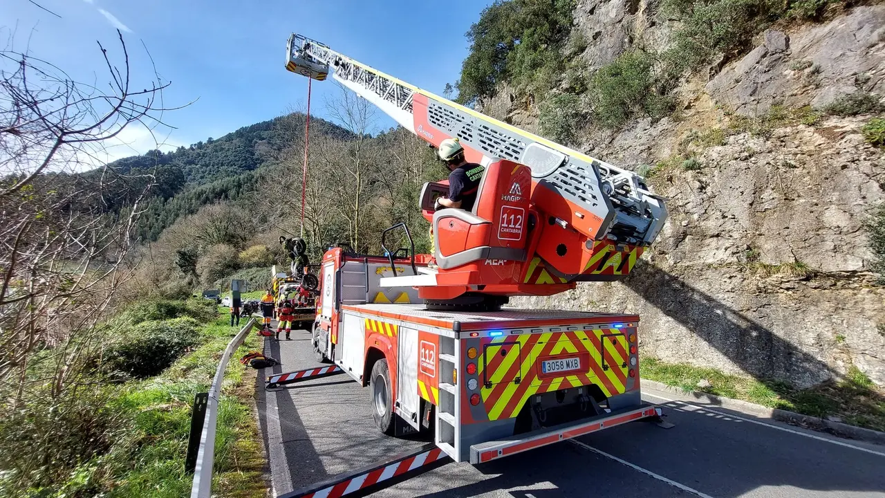 Bomberos en acci&oacute;n : Efectivos del parque de emergencias de Laredo emplean una autoescala y un sistema de cuerdas para rescatar al motorista accidentado en un terrapl&eacute;n junto a la CA-258, en Ampuero. / 112