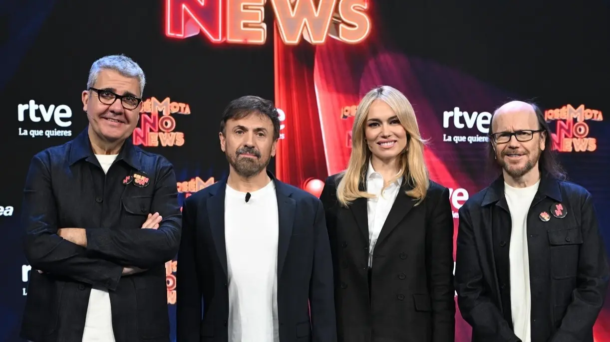 (I-D) Florentino Fern&aacute;ndez, Jos&eacute; Mota, Patricia Conde y Santiago Segura posan durante la presentaci&oacute;n de &lsquo;Jos&eacute; Mota No News&rsquo;. / Jos&eacute; Oliva