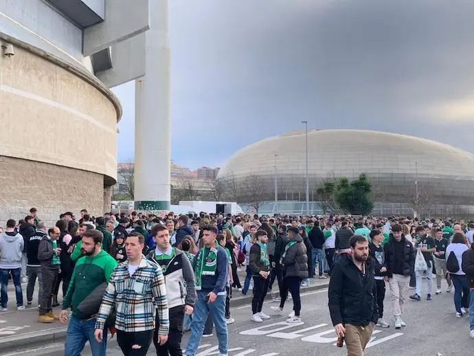 Varios aficionados a su llegada para ver el partido Racing-C&aacute;diz. / A.E
