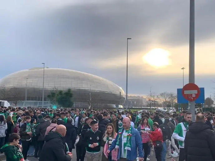 Los aficionados del Racing antes del partido. / A.E