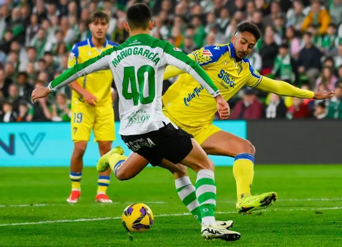 Mario Garc&iacute;a y un jugador del C&aacute;diz se disputan un bal&oacute;n. / l.h