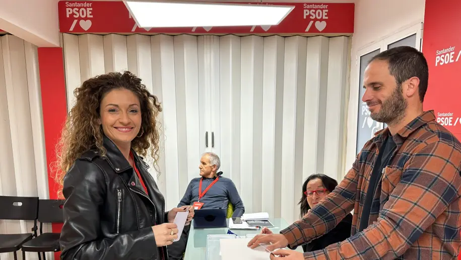 Una militante del PSOE deposita su voto en las primarias del partido en Santander, en una jornada clave para definir el liderazgo socialista en Cantabria.