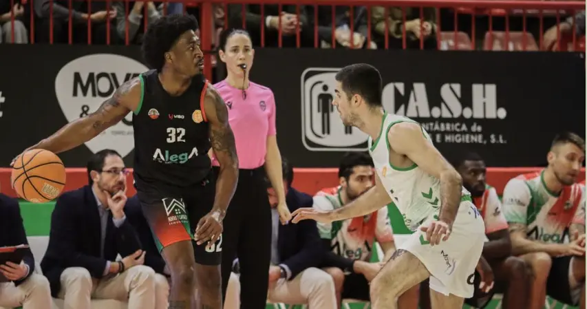 Partido de ayer entre el Cantabria y Amics Castell&oacute;. / Ricardo Corpas