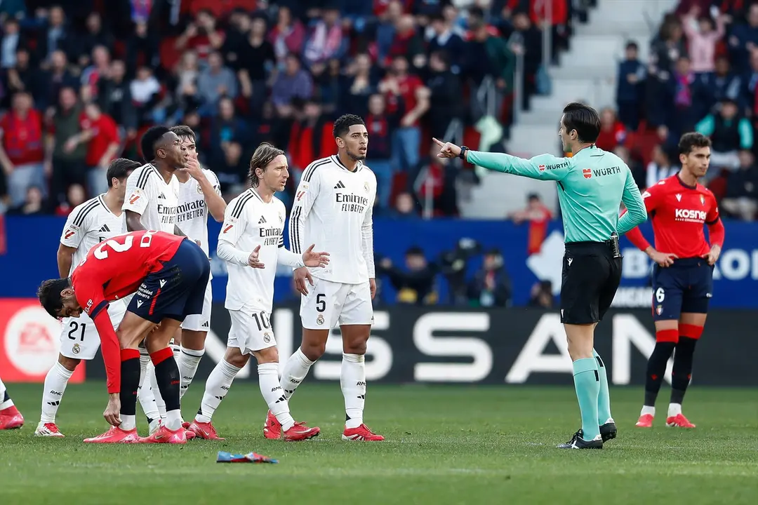 Juan Martinez Munuera, expulsa a Bellingham ante el Osasuna. / EP