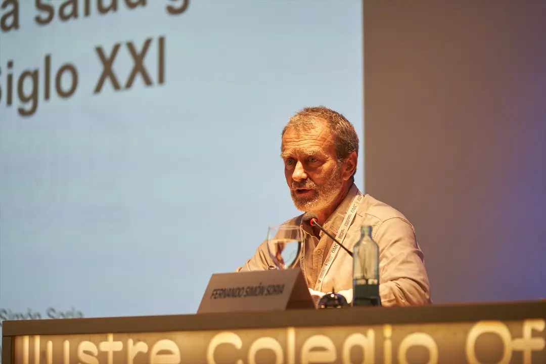 Fernando Sim&oacute;n durante una charla. / Vicente Vidal