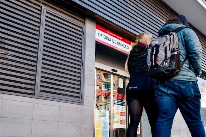 Dos personas desempleadas pasan por una oficina del SEPE. / EP