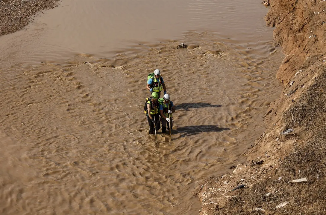 Agentes de la Guardia Civil buscan v&iacute;ctimas en una zona afectada por la DANA, en el barranco del Poyo. / Rober Solsona