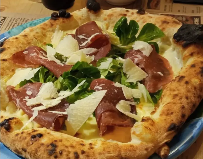 Una de las pizzas que triunfan del local. / Pizzer&iacute;a Per Tutti