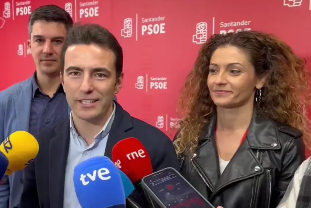 Rueda de prensa del PSOE en Santander, donde el ganador de las primarias ofrece declaraciones a los medios, acompa&ntilde;ado de su equipo.