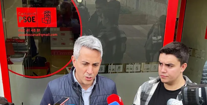 Pablo Zuloaga atiende a los medios tras votar en las primarias del PSOE de Cantabria, a las puertas de la sede socialista en Bezana. / X