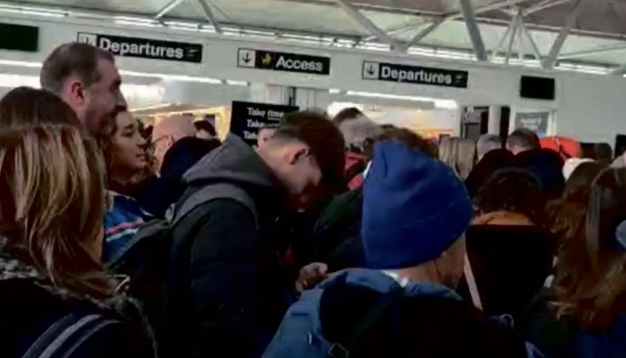 Los alumnos quedaron varados en el aeropuerto durante horas. / ALERTA