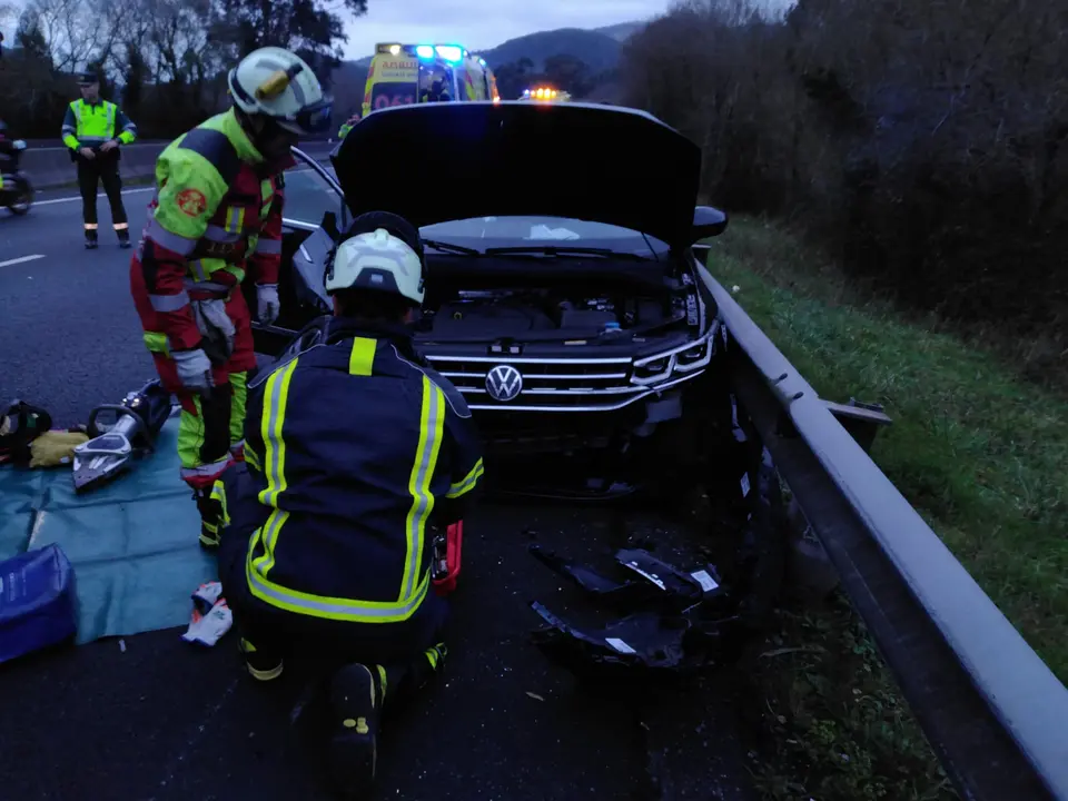Los efectivos de emergencias act&uacute;an en el lugar del incidente. / 112