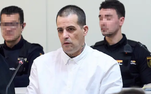 El acusado durante el juicio por matar a su pareja y beb&eacute; en Lia&ntilde;o. / Juanma Serrano