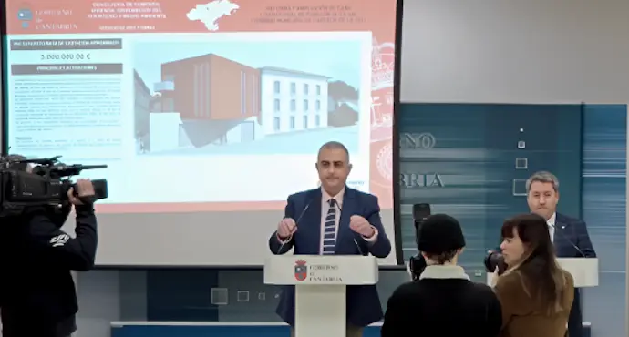 El consejero de Fomento, Roberto Media, y el alcalde de Cabez&oacute;n de la Sal, &Oacute;scar L&oacute;pez, presentan el proyecto de construcci&oacute;n del nuevo Ayuntamiento del municipio, con una inversi&oacute;n de 3 millones de euros financiados por el Gobierno de Cantabria. / ALERTA