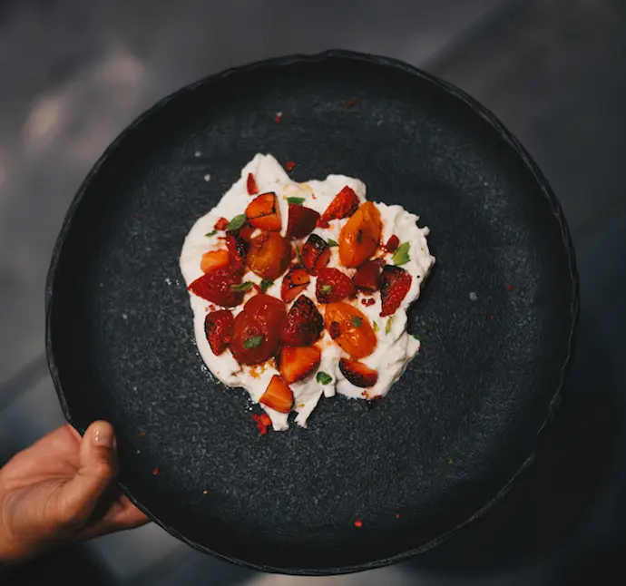 Burrata de Puglia con fresas tostadas y albahaca del restaurante. / FB
