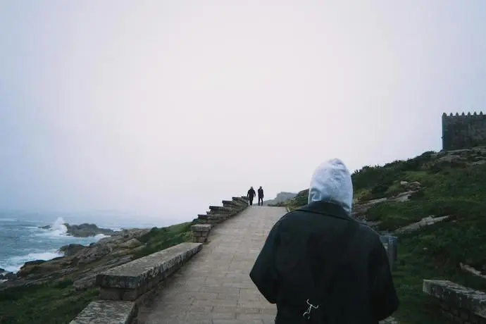 Una persona da un paseo un d&iacute;a nublado. / A.E